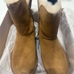 W RENLEY II UGG Women Boots Size 8 (NEW) Authentic Never Worn.